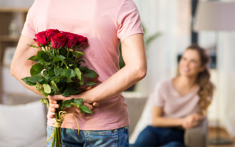 چطور به یک خانم گل هدیه کنیم