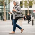 استایل روزمره با کیف دوشی زنانه